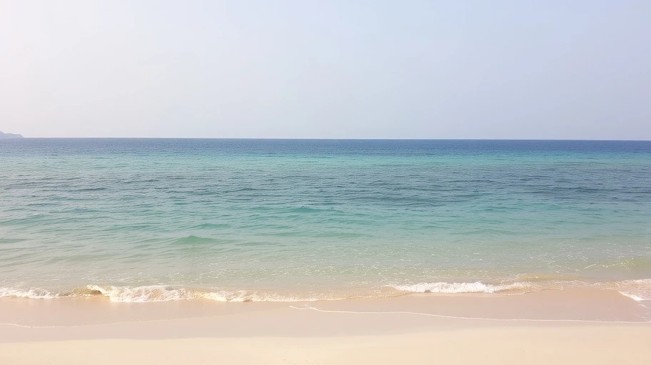 Bãi Dài Cam Ranh với nước biển trong và cát trắng mịn
